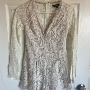 Lulu‘s long sleeved off-white lace romper